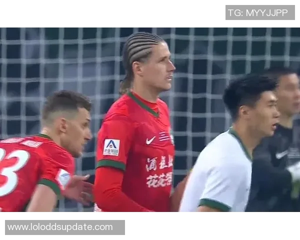 西甲激战：尤文图斯狂胜利物浦帽子戏法引发争议判罚热议