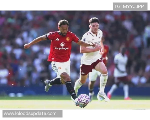 曼联友谊赛小胜里昂红牌事件引发全场热议与争议