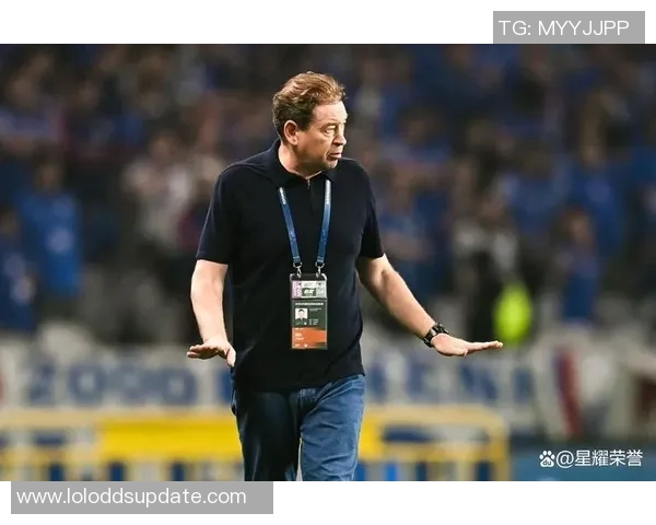 足总杯激战曼联与本菲卡平局争议判罚引发全场热议与不满 足总杯激战曼联与本菲卡平局争议判罚引发全场热议与不满